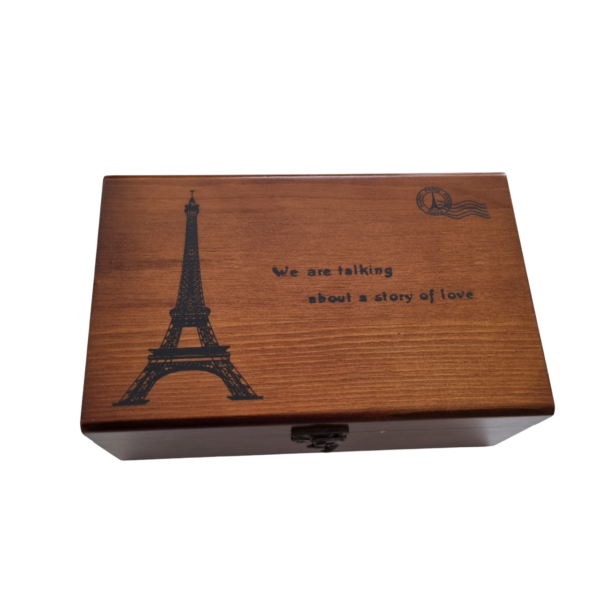 Houten doos met Eiffeltoren en tekst We are talking about a story of love voor romantische herinneringen.