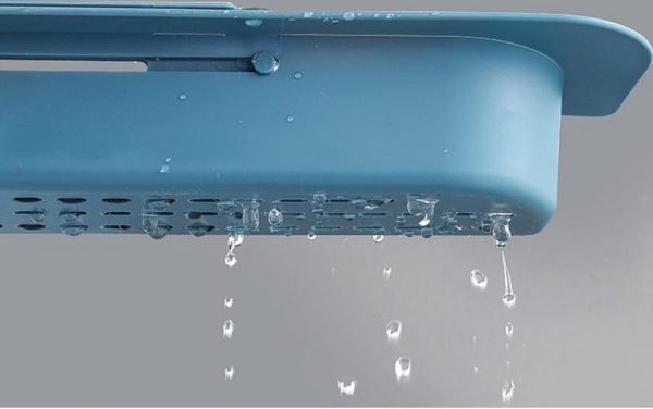 Blauwe drainerende schap met waterdruppels, ideaal voor een georganiseerde keuken.