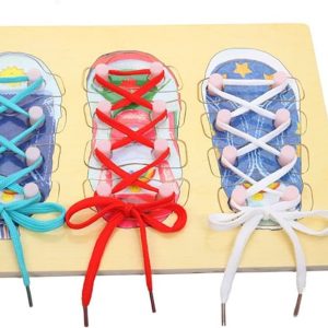 Bord met veters voor het leren strikken van schoenen: blauw, rood en wit. Educatief speelgoed voor kinderen.