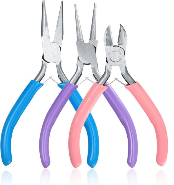 Set van drie handtangen met gekleurde handgrepen voor veelzijdig gebruik in knutsel- en reparatieprojecten.