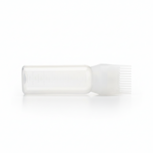 Transparante plastic applicatorfles met maatverdeling en fijne spuitmond voor nauwkeurige tegoediening van vloeistoffen.