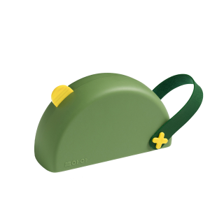 Groene kindertas in de vorm van een muis met gele details en een donker groene schouderriem.