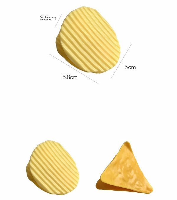 Ribbelchips en driehoekige chip met afmetingen van 5x3.5cm en 5.8cm, geïsoleerd op witte achtergrond.