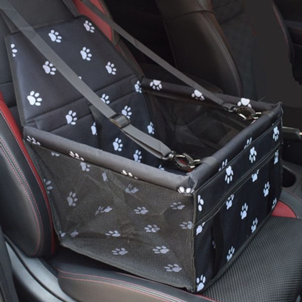 Hondenautozitje met pootafdrukken op een autostoel voor veilig en comfortabel reizen met huisdieren.
