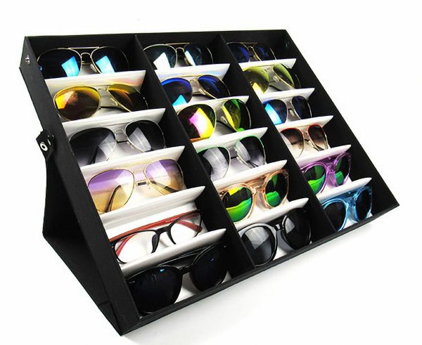 Diverse collectie zonnebrillen in zwart display, veelzijdige stijlen en kleuren voor elke gelegenheid en outfit.