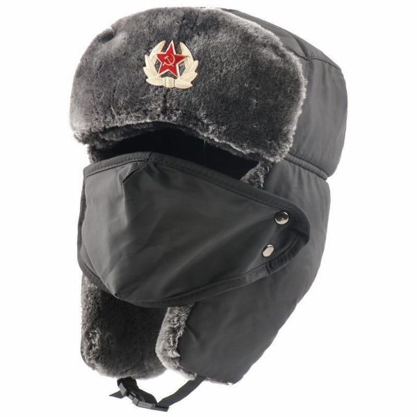 Warme Russische bontmuts met oorflappen, zwart design, rode ster embleem, ideaal voor koude winterdagen.