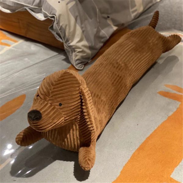 Langwerpig bruin pluchen speelgoedhond op tapijt, perfect voor gezellige slaapkamerdecoratie.