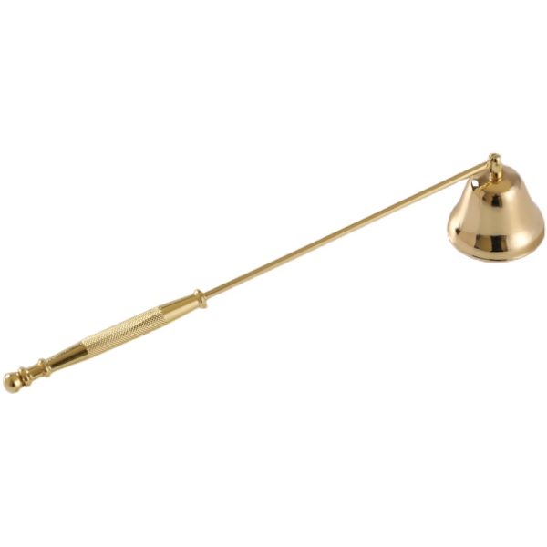 Gouden kaarsendover met lange handgreep voor veilig doven van kaarsen. Elegant ontwerp voor interieurdecoratie.