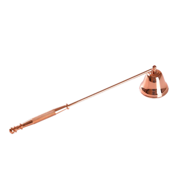 Koperen kaarsendover met lange steel op zwarte achtergrond, ideaal voor veilig doven van kaarsen.