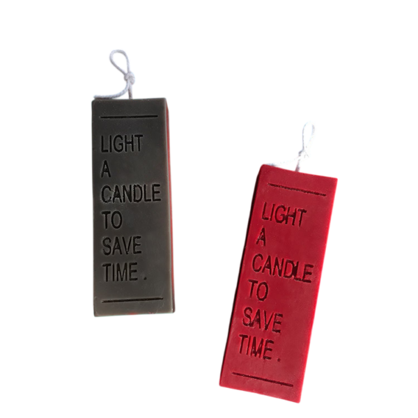 Twee rechthoekige kaarsen in zwart en rood met de tekst Light a candle to save time, hangend aan witte koorden.