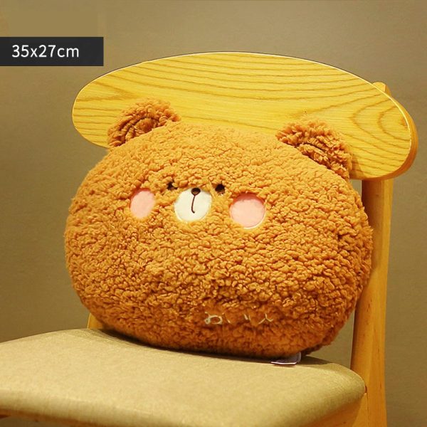 Pluche berenkussen op houten stoel, 35x27 cm, schattig en zacht accessoire voor gezellige woonkamers.