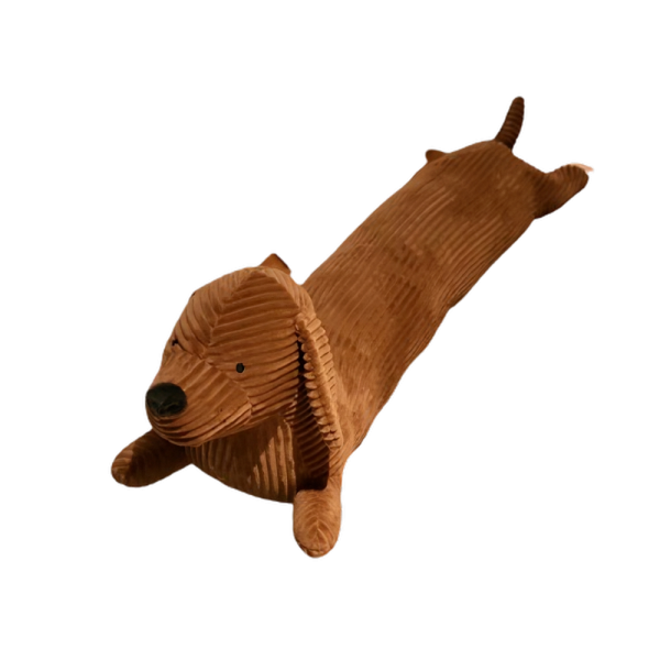 Pluchen teckel knuffel op zwarte achtergrond, ideaal als cadeau voor kinderen of hondenliefhebbers.