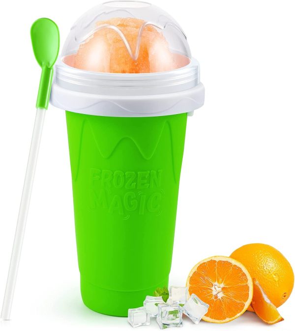 Groene Frozen Magic-beker met lepel, gevuld met sinaasappelsorbetijs en ijsklontjes. Perfect voor zomerse verfrissing.