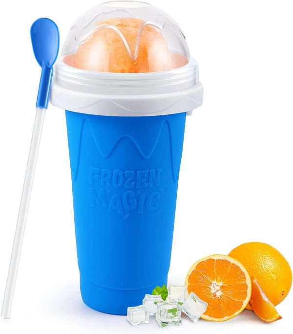 Blauwe Frozen Magic beker met glazen deksel, gevuld met sinaasappelsorbet. Inclusief lepel en ijsblokjes voor verkoeling.