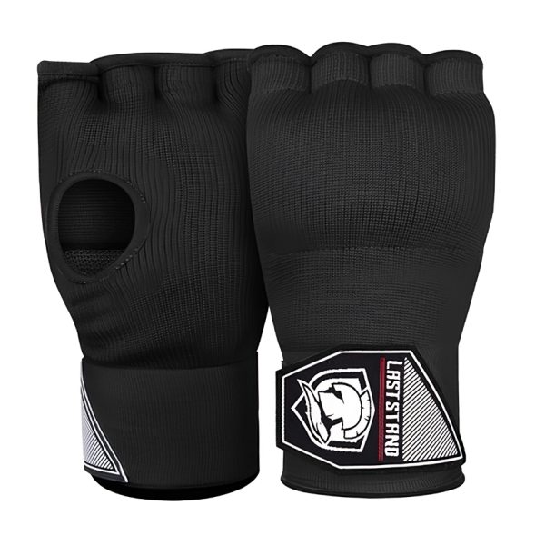 Zwarte bokshandschoenen met polsband en vingeruitsparingen, ontworpen voor MMA en vechtsporttraining.