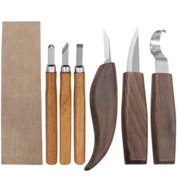 Houtsnijmesjes set met verschillende bladen en houten handvatten voor precisie houtsnijden.