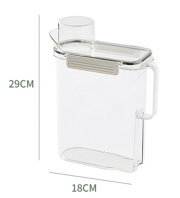 Transparante plastic kan met deksel, afmetingen 29 cm hoog en 18 cm breed, ideaal voor keukenopslag.