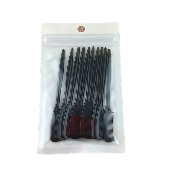 Zwarte kammen set in gesloten witte verpakking op een zwarte achtergrond, perfect voor haarstyling en verzorging.