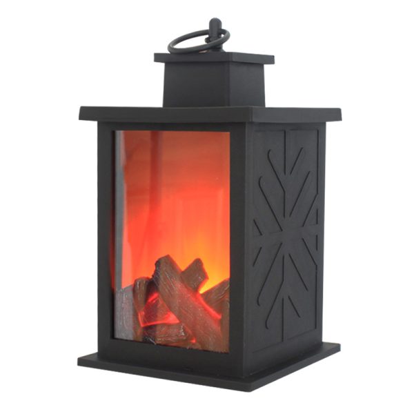Zwarte lantaarn met warme gloed en houtblokken, ideaal als sfeerverlichting in huis of tuin.