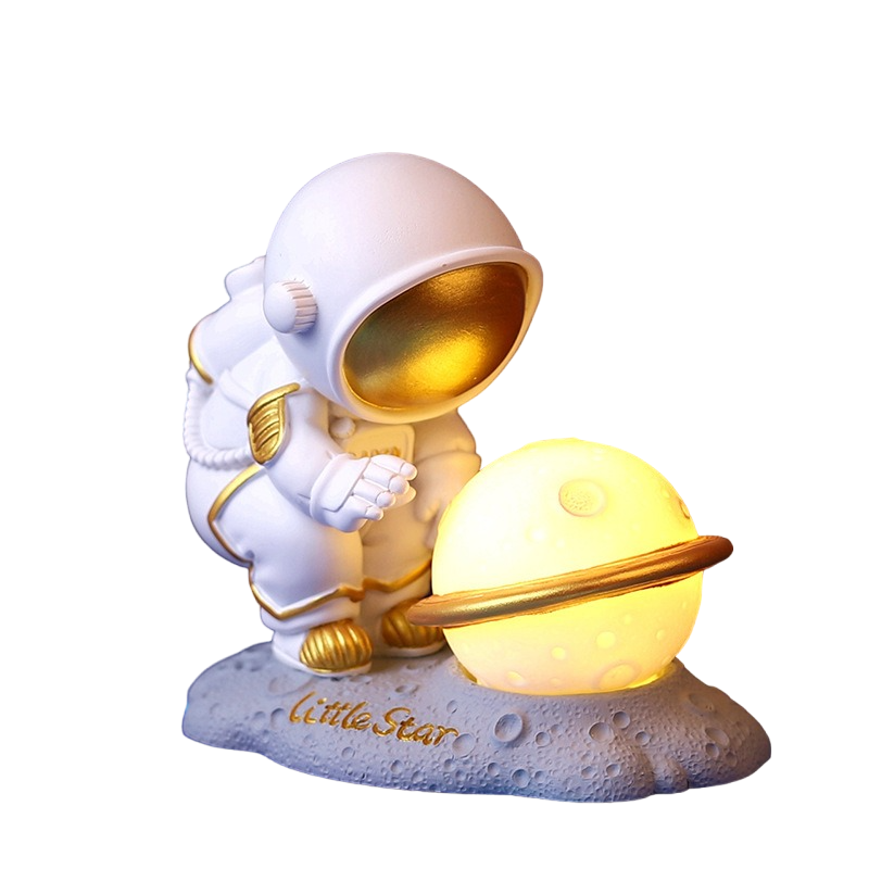 Mini-astronautbeeld met gloeiende planeetlamp op een maanafbeelding. Decoratief en sfeervol nachtlampje.