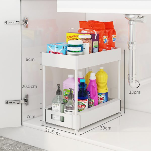 Keukenorganizer voor schoonmaakmiddelen onder gootsteen, met afmetingen en diverse reinigingsproducten in de kast.