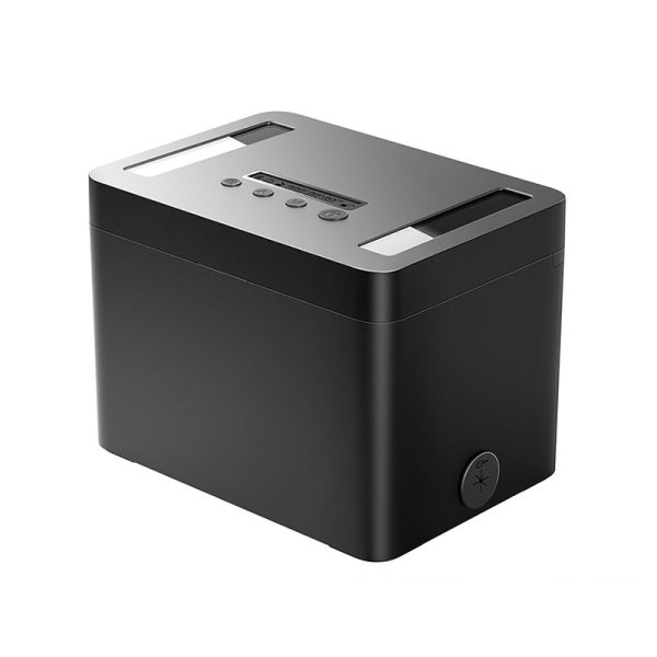 Zwarte elektronische papiervernietiger met bovenaan bedieningsknoppen, ontworpen voor kantoor- of thuisgebruik.