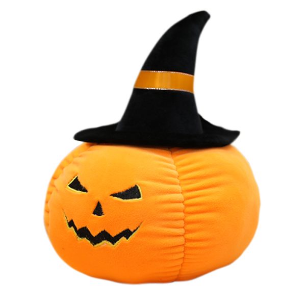 Pluche pompoen met heksenhoed voor Halloween, glimlachend gezicht, oranje kleur. Perfecte decoratie voor herfstfeest.