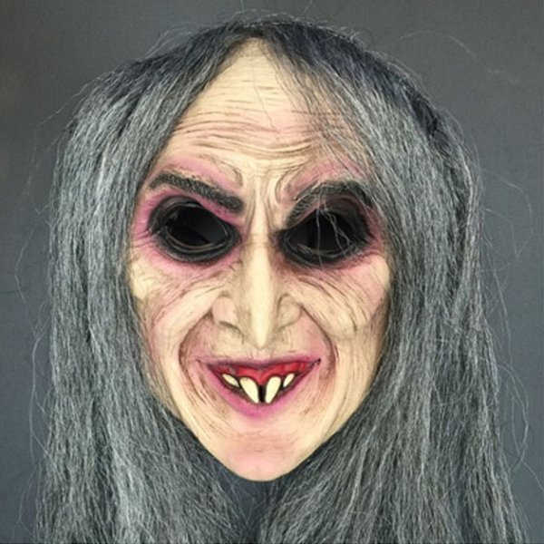 Oude heksenmasker met grijs haar en donkere holle ogen, ideaal voor Halloween of thematische feesten.