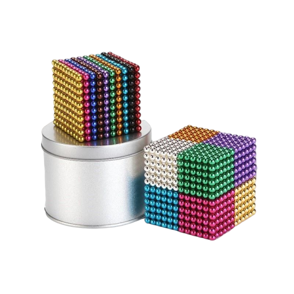 Veelzijdige, kleurrijke magnetische balletjeskubus voor creatief bouwen, naast een zilverkleurig blikje.