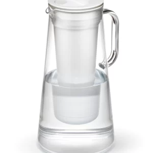 Transparante waterfilterkan met wit filter en deksel, ideaal voor zuiver en fris drinkwater in de keuken.