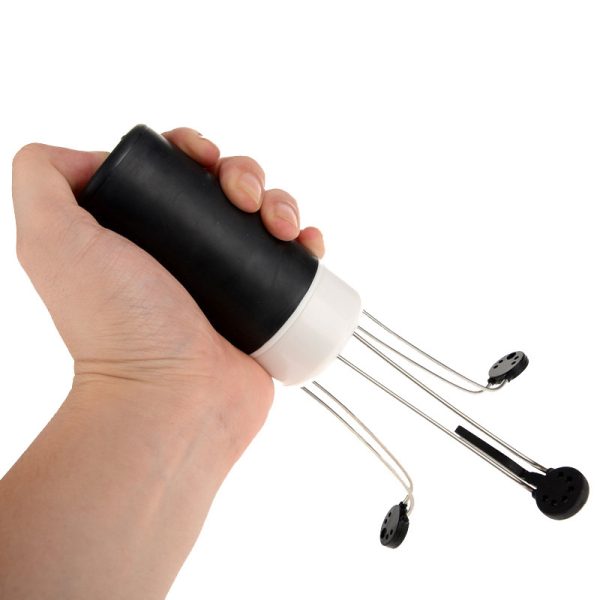 Hand met automatische garde voor efficiënt koken en mixen.