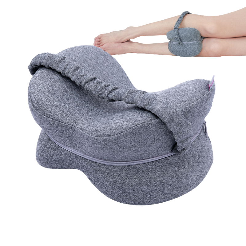 Grijs ergonomisch kniekussen voor beensteun en comfort tijdens slaap of rust. Perfect voor zijslapers.