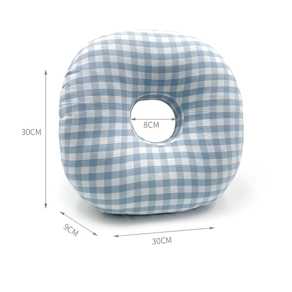 Katoenen blauw-wit geruit donutkussen van 30 cm met een centrale opening van 8 cm, ideaal voor comfort en ondersteuning.