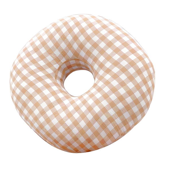 Opblaasbare zwemring met geruit patroon, perfect voor zomerplezier in het zwembad of op het strand.