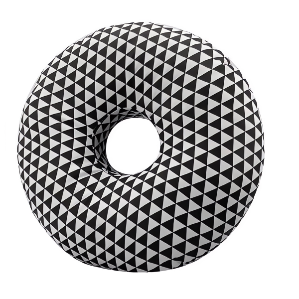 Zwart-witte opblaasbare zwemband met geometrisch patroon van driehoeken. Perfect voor zomerplezier in het zwembad.