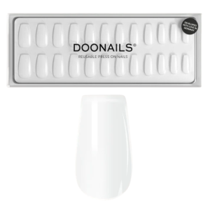 Doonails herbruikbare press-on nagels in een compacte verpakking met een stijlvolle witte nagel. Geschikt voor elke gelegenheid.