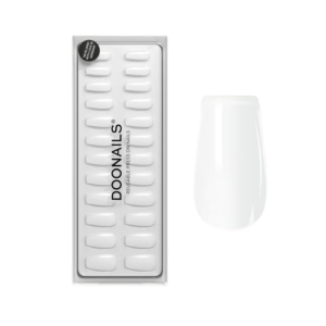 Witte herbruikbare press-on nagels van Doonails in verpakking, stijlvol en eenvoudig aan te brengen voor een frisse look.