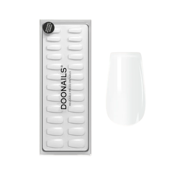 Witte herbruikbare press-on nagels van Doonails in verpakking, stijlvol en eenvoudig aan te brengen voor een frisse look.