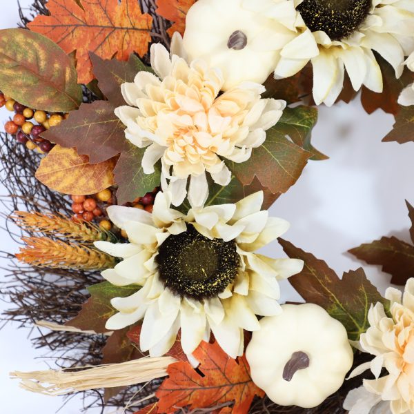 Herfstslinger met zonnebloemen, bladeren en pompoenen voor een feestelijke herfstdecoratie.