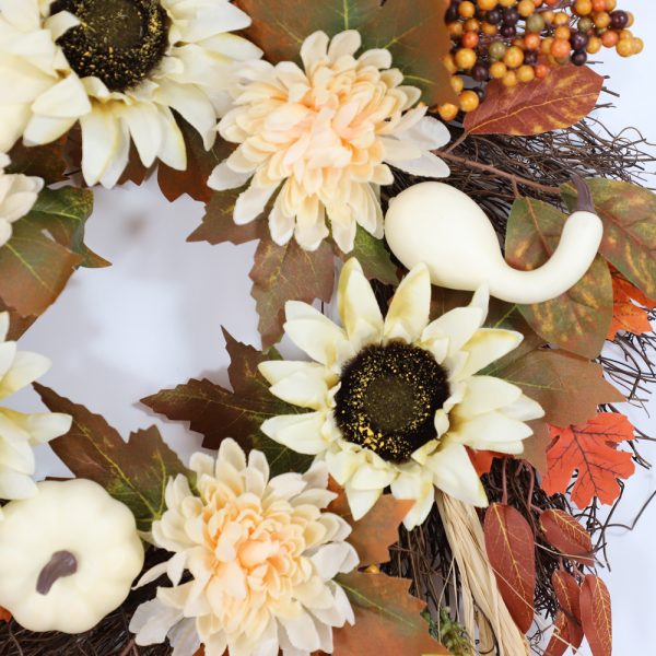 Herfstkrans met zonnebloemen, pompoenen en kleurrijke bladeren voor een warme, seizoensgebonden decoratie.
