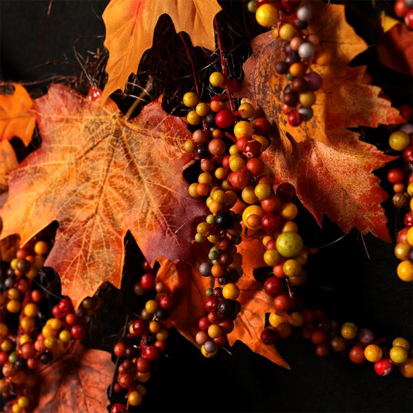 Herfstdecoratie met kleurrijke bladeren en bessen voor sfeervolle najaarsversiering.