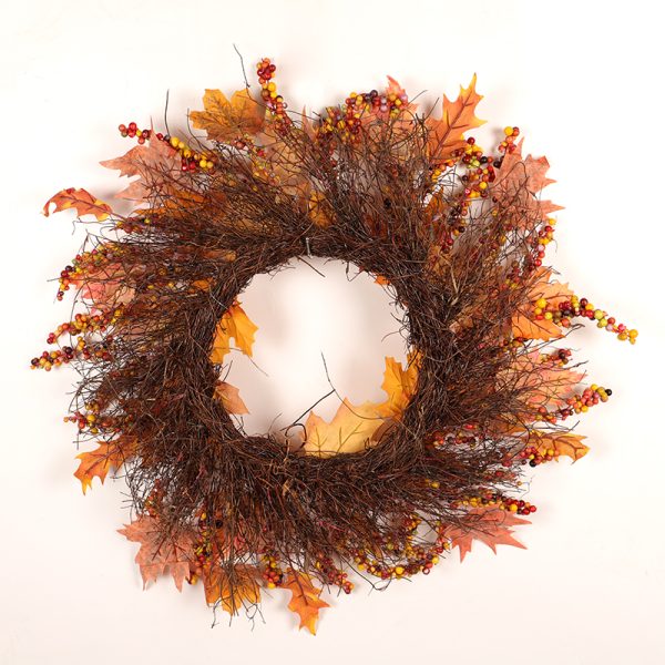 Herfstkrans met kleurrijke bladeren en bessen, perfect voor sfeervolle herfstdecoratie aan de muur.