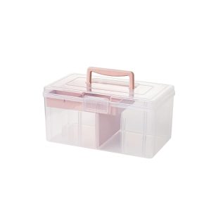 Transparante kunststof opbergdoos met roze handvat, ideaal voor het organiseren van huishoudelijke spullen en accessoires.