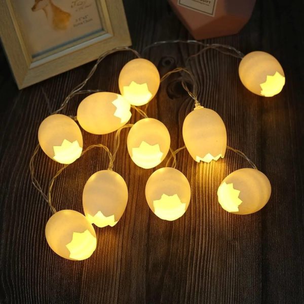Lichtsnoer met eiervormige lampjes op houten tafel, perfect voor sfeervolle decoratie en feestdagen.