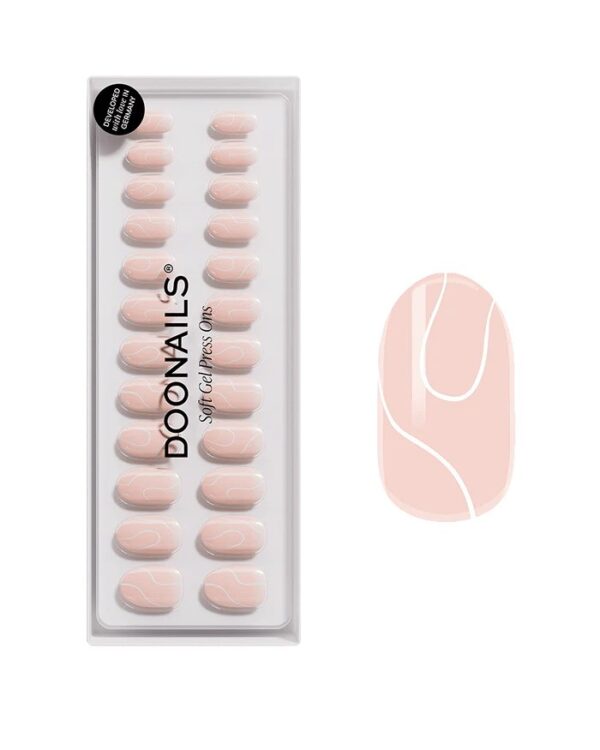Zachte gelnagels met marmerontwerp in doos van Doonails. Perfecte mani-stijl voor elke gelegenheid.