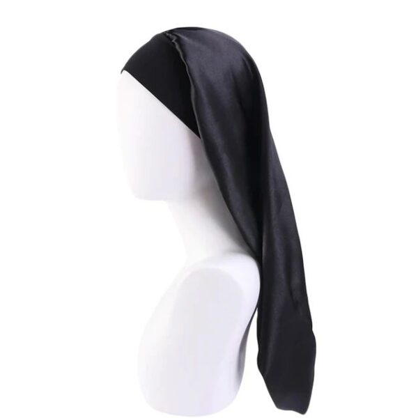 Zijaanzicht van een zwart satijnen durag op een witte mannequinbuste, ideaal voor haarbescherming en modieuze uitstraling.