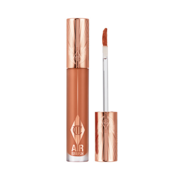 Lippenstift met applicator in een luxe, gouden verpakking, perfect voor een egale en langdurige lipkleur.