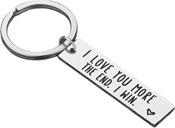 Sleutelhanger met de tekst I love you more. The end. I win. op een metalen plaatje, perfect als romantisch cadeau.