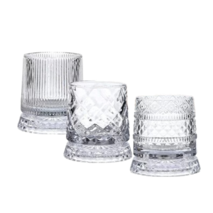 Drie stijlvolle, kristallen whiskyglazen met verschillende patronen, perfect voor elke drankcollectie.