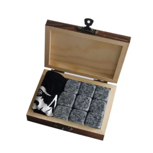 Houten doos met whiskystenen en fluwelen zakje, perfect voor het koelen van drankjes zonder verdunning.